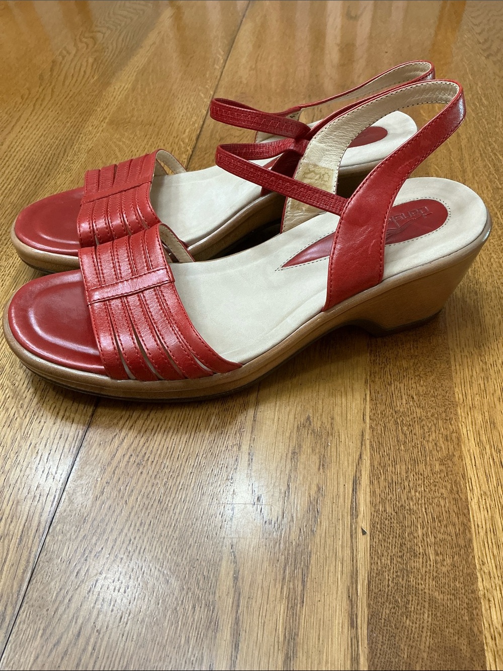 Woman’s Dansko red slip on sandals. Size 39. Like new! Elastic ankle strap. Cute - Picture 3 of 8